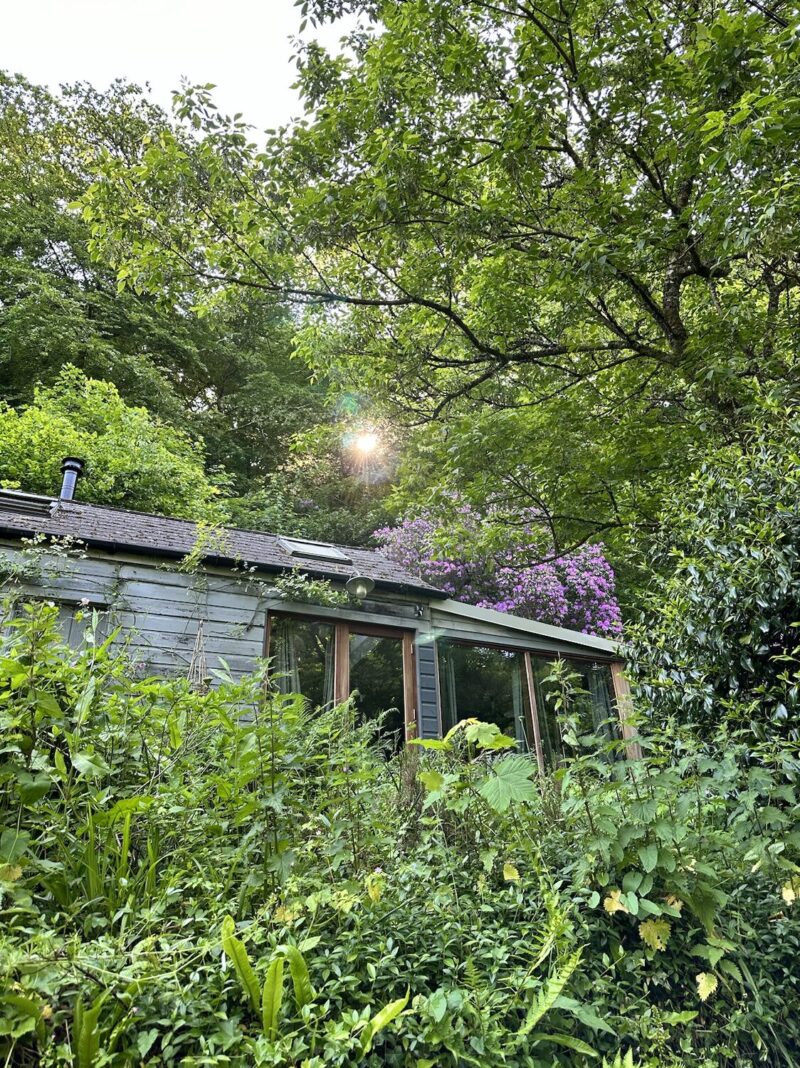 BATMAN’S SUMMERHOUSE – CABIN STAY DEVON